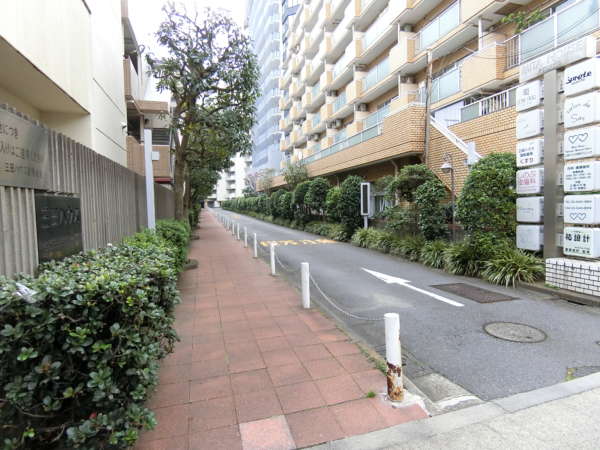 三田ハウス外観共用部21｜メインとなるエントランスアプローチのほかにも車寄せ専用おアプローチもあります。長いアプローチです。