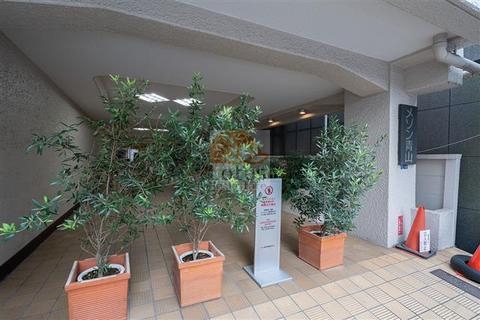 メゾン青山エントランス１｜スタジアム通りに面しています。