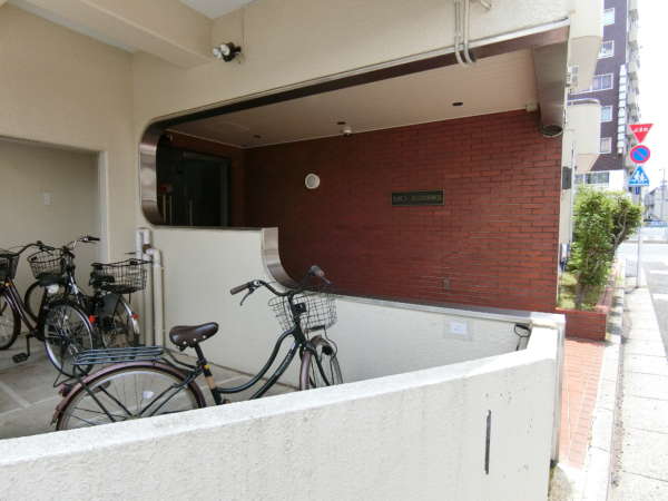 江古田サニーハイツ外観共用部3｜落ち着いた雰囲気のあるエントランスです。