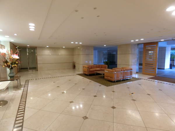 三田ハウス外観共用部9｜エントランス周りのラウンジです。来館者と居住者の待ち合わせなどにも往来があるようです。