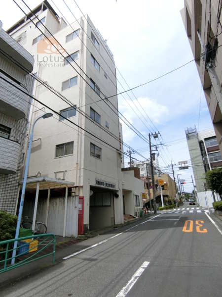西荻サンケーマンション外観共用部6｜エントランスは路地側にあります。