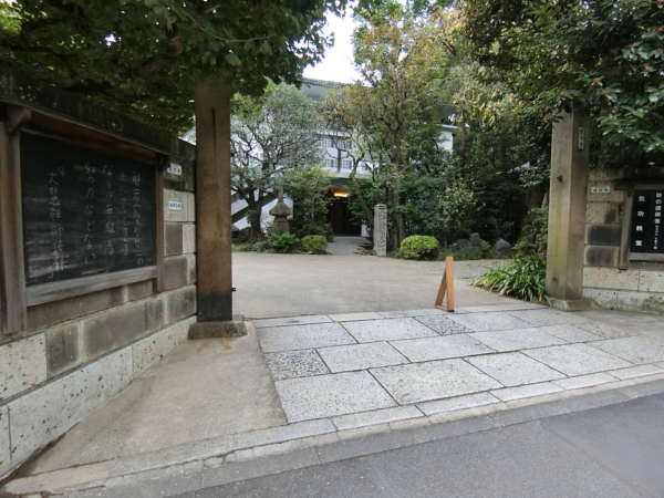 龍源寺｜龍源寺さんは三田ハウスの隣にあります。都会の中にあって静かな空間です。