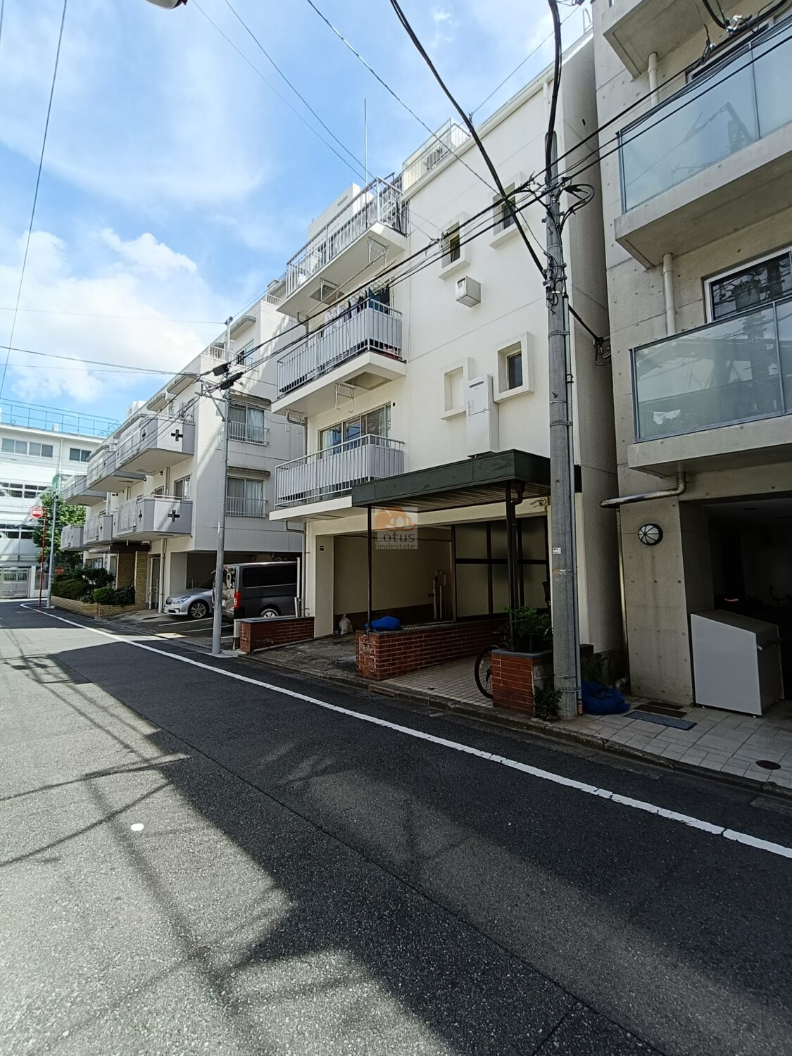 ニューハイツ大塚の外観。5階建ての白い外壁、都市型の静かな住宅街に調和している。山手線内側の利便性と落ち着いた雰囲気が共存するロケーション。ニューハイツ大塚は昭和53年築、5階建てのマンションです。向原駅、大塚駅、新大塚駅が徒歩圏内です。春日通りから一本入った静かな住宅地です。