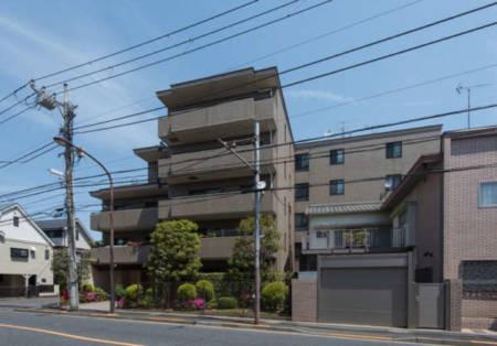 コート宮前は平成８年築、５階建てのマンションです。五日市街道に面して建っています。