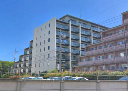 ドレッセ久我山は平成２２年築９階建ての大規模マンションです。周辺は静かな住宅街です。
