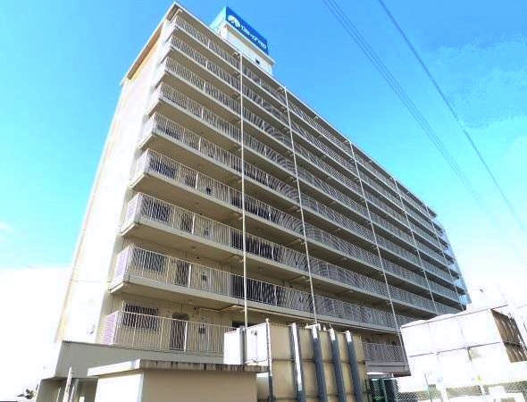 高砂スカイマンション外観１｜高砂スカイマンションは地上１０階建てのマンションです。京成金町駅前にあります。イトーヨーカドー高砂店が隣にあるので、日用品のお買い物など便利です。