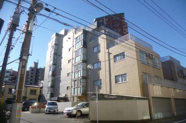 新小岩ハイツ_外観｜新小岩ハイツは昭和４９年築、７階建てのマンションです。平和橋通りから一歩入った立地です。新小岩駅が徒歩圏内です。