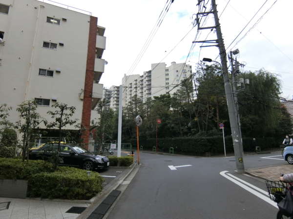 三田ハウス外観共用部1｜遠巻きに見た三田ハウスの外観です。少し離れたところから撮影したのですが存在感があります。