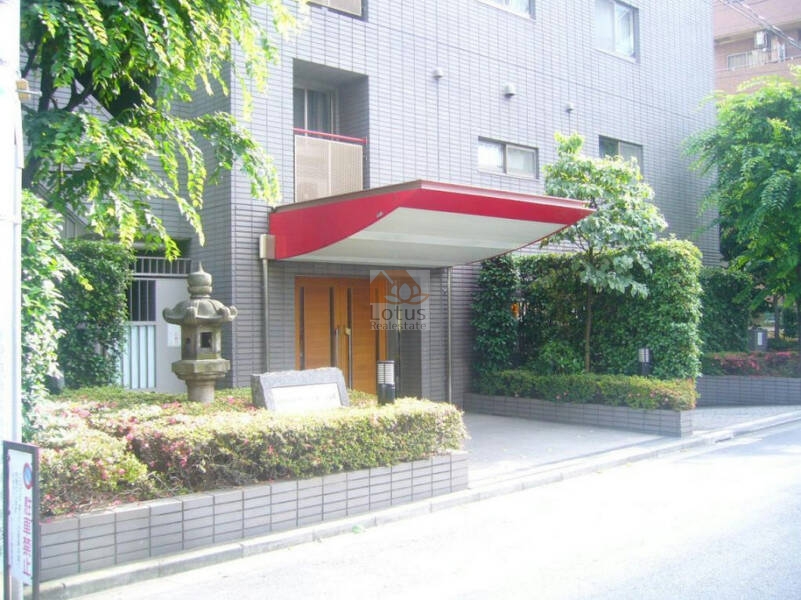 南麻布パーク・ホームズ_エントランス1｜麻布通りから一本入った住宅街に立地します。