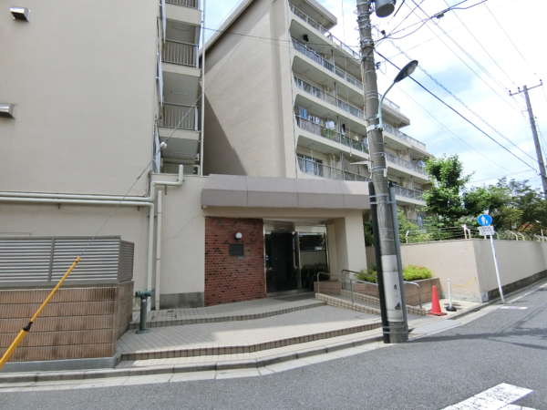 江古田サニーハイツ外観共用部4｜エントランスは住宅街の中にあります。スロープが設置されています。