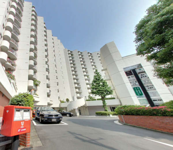 三田ハウス 外観｜三田ハウスは昭和４７年築、１３階建てのマンションです。総戸数３４４戸あり、この辺りでは存在階のある大きなヴィンテージマンションです。