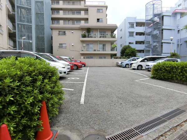 江古田サニーハイツ外観共用部7｜敷地内の駐車場。