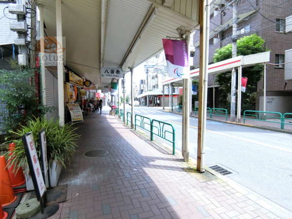 西荻駅商店街｜商店街はアーケード方式です。