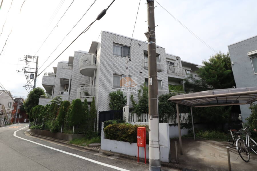 中銀弥生町マンシオンは３階建ての低層マンションです。