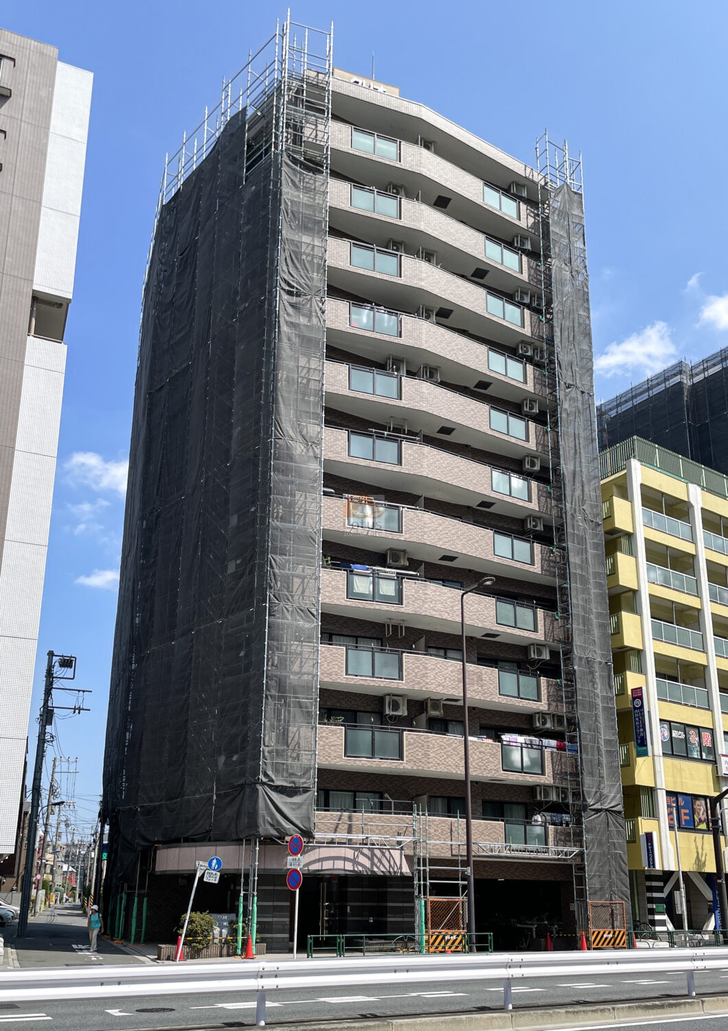 クリオ王子神谷参番館は、令和7年に大規模修繕工事を実施しました。北本通り沿いに面している立地がわかります。駅から徒歩2分という距離感は歩道の幅や車通りの音からも想像しやすく、東十条駅側へ抜ける動線も視界に入りました。小規模26戸のマンションですが、10階前後の高さがあり、周囲の建物と重なって都会的な景色をつくっています。クリオ王子神谷参番館は、平成12年築、12階建てのマンションです。