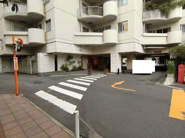 三田ハウス外観共用部3｜エントランスには来る藻寄が備わっています。