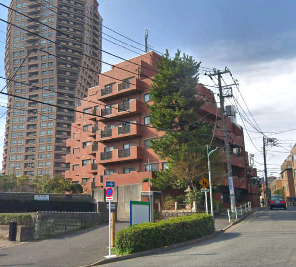ゾンネンハイム元麻布外観１｜ゾンネンハイム元麻布は７一本松坂前の高台に位置するマンションです。周辺は静かな一角にあります。
