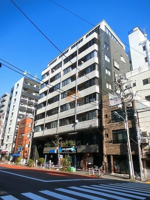 ポセイドンテラスの外観遠景。ベージュ系タイル張りの落ち着いた外観が特徴で、周囲の建物と調和した佇まい。清洲橋通り沿いに面し、駅からの視認性も高い立地。ポセイドンテラスは、平成元年築、９階建てのマンションです。