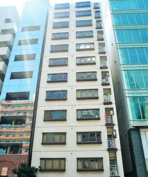 都心のビル群に溶け込むように立つ芝マンション。直線的な外観が印象的で、第一京浜道路沿いながら採光の良さが確保されています。高層ビルのガラス面に反射する光が外壁をやわらかく照らし、都会的な雰囲気を漂わせています。芝マンションは、昭和54年築、12階建てのマンションです。