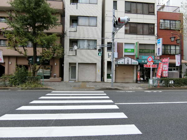 魚籃坂下の商店街｜魚籃坂下交差点まで続く商店街の一部です。高級というよりも下町っぽい感じですね。