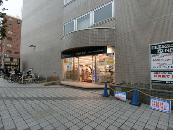 マツモトキヨシ魚籃坂下｜魚籃坂下にマツモトキヨシが出店しています。ビルのコインパーキングと連動していました。
