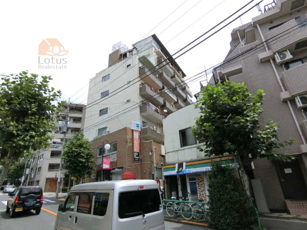 西荻サンケーマンション外観共用部3｜通りに面しています。東ガス西荻窪ビル界隈は拡幅工事の準備が大詰めとのこと。