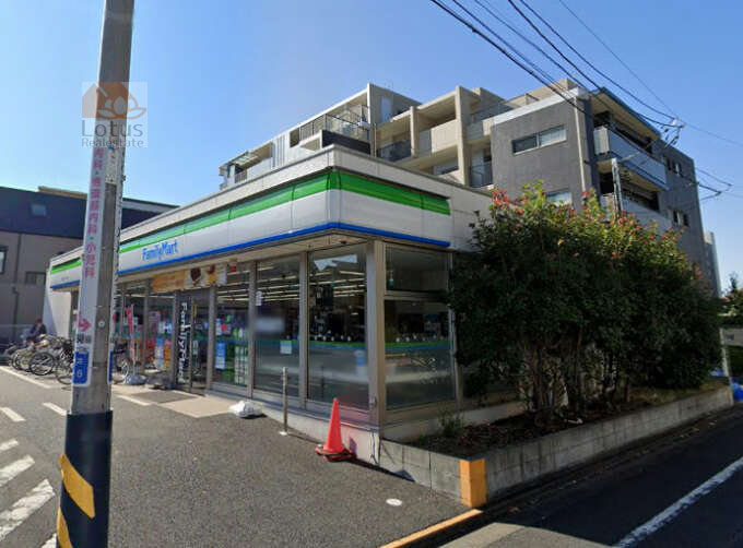 サンクレイドル西新井ヴィヴァーレファミリマ｜エントランスの隣には「ファミリーマート西新井三丁目店」があり便利です。