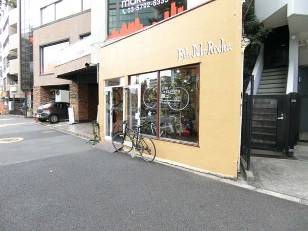 バイクデラロッチャ白金高輪店｜駅前にはおしゃれのな自転車店がありました。スポーツタイプのバイクを扱っているようです。
