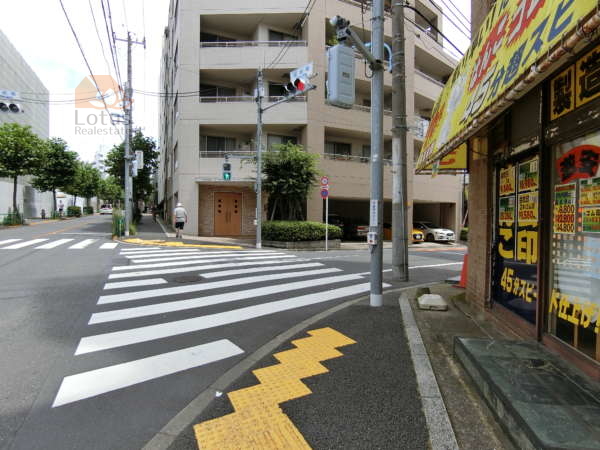 西荻サンケーマンション外観共用部2｜１階は印章店が入居しています。
