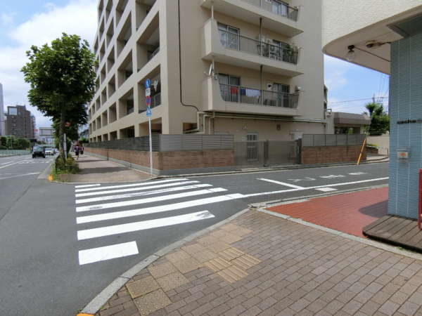 江古田サニーハイツアプローチ2｜この建物が江古田サニーハイツです。角を曲がったところにすぐエントランスがあります。