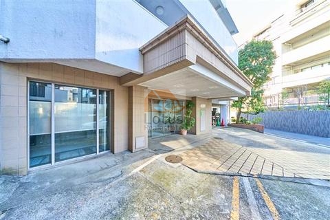 高輪中台マンションエントランス１｜閑静な住宅地に立地します。