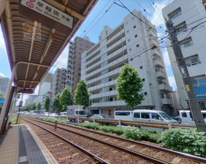 ハラダ面影橋マンション外観3｜ハラダ面影橋マンションは昭和５２年築、９階建てのマンションです。新目白通り沿いに立地し、目の前には都電荒川線「面影橋」駅があります。