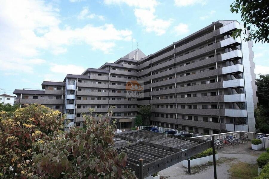 レールシティ十条清水坂公園5｜レールシティ十条清水坂公園の外観は、爽やかなファサードが特徴の9階建てです。清水坂公園の緑を背に、落ち着いた住宅地の中でゆとりある生活を演出します。
