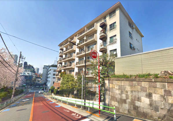 秀和赤坂レジデンス外観１｜秀和赤坂レジデンスは７階建てのマンションです。マンション前には檜町公園があり、その先は東京ミッドタウンという住環境です。