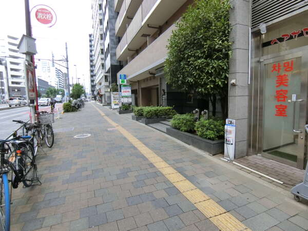 日神パレステージ東新宿イーストフォートエントランス2｜エントランスは明治通りに面しています。整備された街路です。