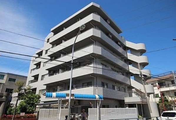 パシフィックパレス小岩外観１｜奥戸街道沿いに立地し、マンション前にバス停「奥戸三丁目」があります。