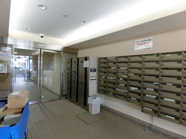 サンパークマンション高田馬場外観共用部3｜エントランスには宅配ロッカーが設置されています。