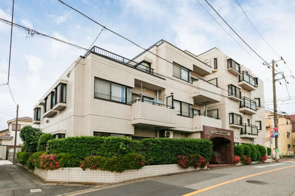 ライオンズガーデン上石神井外観１｜ライオンズガーデン上石神井は地上４階建てのマンションです。周辺は静かな住宅街です。