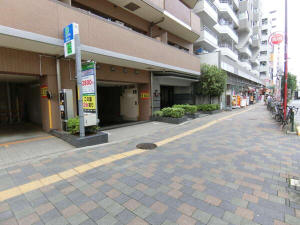 日神パレステージ東新宿イーストフォートエントランス1｜エントランス周辺は共用部を利用したコインパーキングがあります。