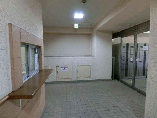 サンパークマンション高田馬場外観共用部5｜エントランスに入るとすぐ管理人さんのブースがあります。目を光らせてくれています。古い建物ですが清掃はしっかりされています。