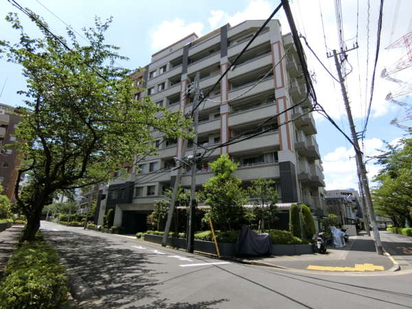サンクタス南葛西外観共用部5｜サンクタス南葛西は平成１６年築の９階建てマンションです。区立総合レクリエーション公園に隣接していて、目の前に野球場が見えます。