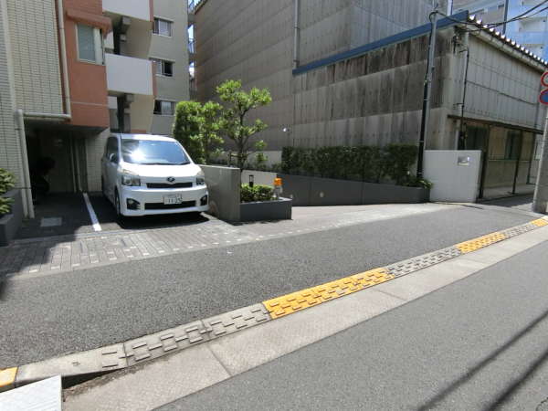 サンクタス南葛西外観共用部2｜駐車スペースは北側に配置されています。