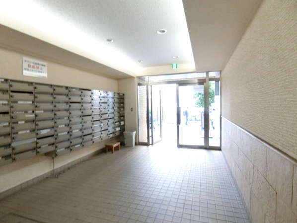 サンパークマンション高田馬場外観共用部8｜エントランスの内側の写真です。