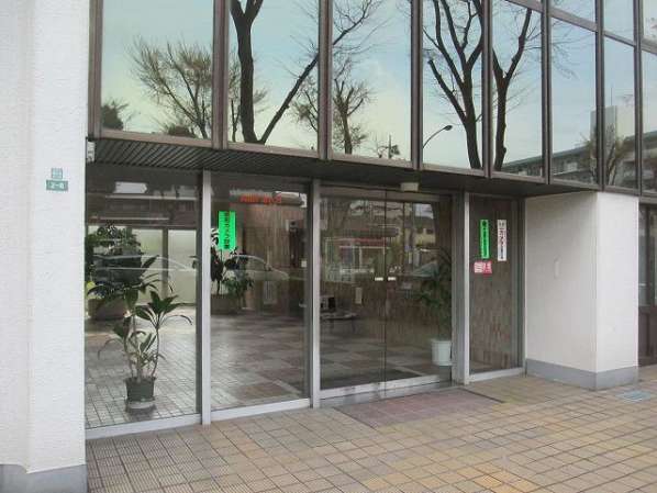 善福寺コーポ外観１｜青梅街道に立地します。バス停「関東バス 青梅街道営業所」が目の前にあります。