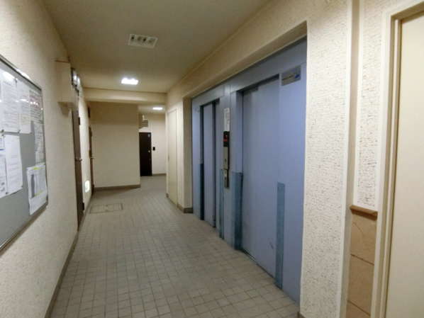サンパークマンション高田馬場外観共用部7｜エレベータは２機ほど運用さてれいます。１０３戸で２機ですから１機あたり５１.５戸。中規模マンションと同じくらいの数ですので、渋滞も感じにくいはずです。