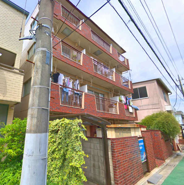 サンライズマンション武蔵関外観１｜サンライズマンション武蔵関は地上4階建てのマンションです。西武新宿線の沿線にあり、武蔵関駅から徒歩5分ほどの立地です。