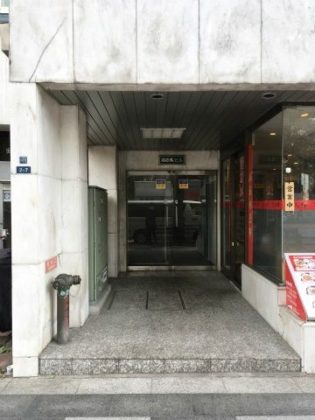 北の丸ビル外観共用部1｜全戸数１０戸のスリムな外観で、ワンフロア１世帯のレイアウトでプライバシーを確保しています。行動範囲が広がる立地で、事務所としても利用もできます。