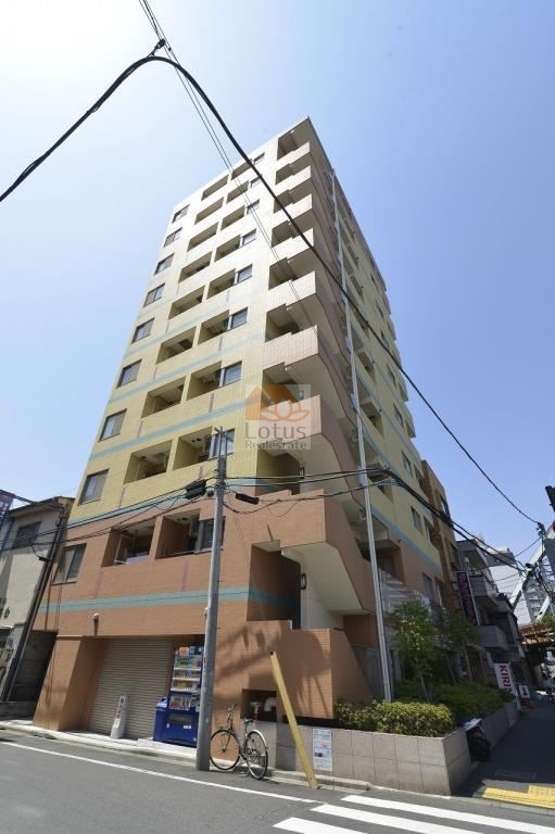 ディナスティーア三ノ輪は、平成15年築、上10階建ての鉄筋コンクリート造で、淡いベージュとオレンジのタイル貼りが印象的なデザイン。下町の生活道路に面し、周囲との調和を保ちつつ存在感のあるファサードが魅力。