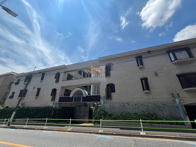 低層の外観は明るいタイルで統一され、視覚的な落ち着きを感じます。道路沿いにありつつ、植栽が視線をやわらげています。新耐震基準で建てられた共同住宅として、暮らしの拠点を落ち着いた住宅地に置きたい人に向いているといえます。