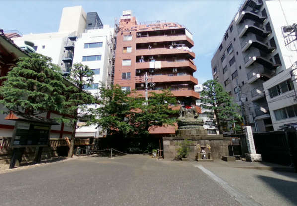 第３１宮庭マンション外観２｜第３１宮庭マンションは１０階建てのマンションです。新宿御苑前駅が近く、新宿駅も徒歩１０分圏内のアクセスの良い立地です。西側には大宗寺があり、新宿御苑公園も近く緑が身近に感じられたりします。